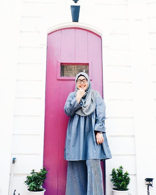 Jadi pengen deh di rumah punya tembok sisi putih bersih terus ada pintu warna kontras begini.. instagramable kan? 😁 #demifeedHQQ
•••
#tapfordetails #fashionmodesty #hijabfashion #hijabootdindo #ootd #ootdindo #lookbookindonesia #lookbook #chestcoveringhijab #hijabinspiration #outfitideas #ClozetteID

#explorejogja #jogjatrip #indahrptrip #IndahRPinJogja #GoFUJIFILM #Fujifilm #fujifilm_id #FujiXA3 #XA3 #xa3_id #XC1650mm #terfujilah