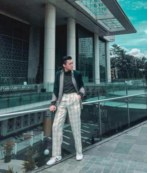 Just trying out something new today with Urban Retro layer fashion styling. Yes, this is a bit more of a formal/dandy Retro style and how I style it. What do you think? • Lagi ingin mencoba outfit layer styling yang agak sedikit extra guys. Dan hari ini, stylingnya lebih kayak kearah layering the outer begitu ceritanya. Layering outer kalian kayak begini, itu in my personal opinion, bisa bikin look kalian lebih kearah yang agak sedikit rapi dan lebih elevated formal style juga. Agree? Anyway, tap for details ya 👍🏻😁.
•
•
•
•
•
#layeringclothing #retrofashion #dandystyle #mensfashions #menswearinspired #clozetteid
