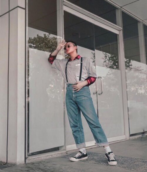 My fave pose, good angle, loving my Retro style, but can you guess the name of my favorite sunglasses that I’m wearing? //
I know it’s a blurry picture, and you can call me as a “blurryface”. Plus, jawline in this picture were amazing....I think 🙄😂❤️. //
Have a good day, and tell me your fave kind of glasses to go:). .
.
.
.
.
.
.
#blurryisart #ootdindokece #ijulwardrobe #ootdlooks #asianmenstyle #asianguys #retrocasual #urbanretro #wiwtmen #whatwhenwear #iamwearing #stylegrams #stylehunters #ootdmenindo #lookbookindo #dandystyle #ootdsingapore #clozetteid #theshonet