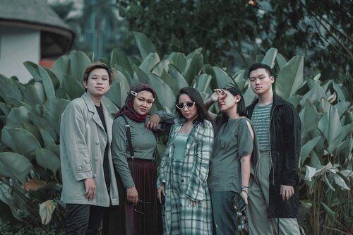 DO YOU BELIEVE THAT, BY TAKING YOUR TIME TO HANGOUT WITH YOUR FRIENDS CAN REDUCE THE STRESS? •what do you think? Kalau menurut kalian apa sih yang bisa bikin kalian hilang dari stress?––By the way, I miss you guys so bad :( #throwbackshot ••••#capsulewardrobe #menfashionpros #menfashionsclub #outfitposts #menaboutfashion #worldwidebloggerstyle #asianmenstyle #urbanfitters #retrostyle #urbanretro #clozetteid #theshonet #menfashioner #indofashionpeople #menswearguide #menswearblogger #menweardaily