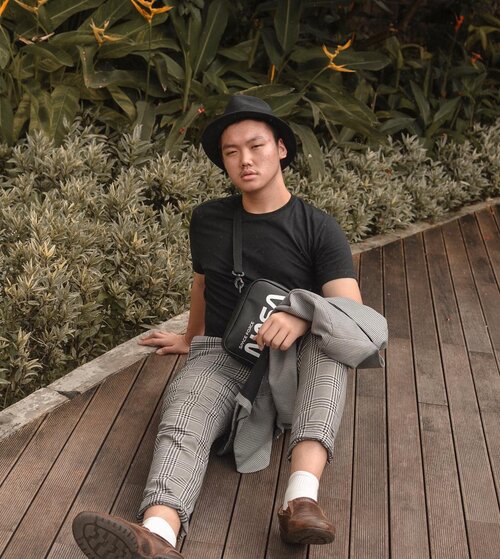 Feeling comfort with my black t-shirt from @mujiindonesia –
Gimana hari Senin kalian, gak ada yang telat ke tempat kerja kan? 📸. @edlinjap 
#mujiindonesia #ootdmen #lookbooker #ootdcowok #lookbookindonesia #fashionremaja •
•
•
•
#ootd #mondaystyle #styletofollow #whpstyle #asianguy #asianfashion #asianootd #fashionblogger #fashioninfluencer #whatiwear #fashionstyling #fashiondiaries  #ootdmenindo #ootdmenstyle #lifestyleblogger #instagood #browns #ootdindokece #ootdbloggers #ijulwardrobe #clozetteid #theshonet