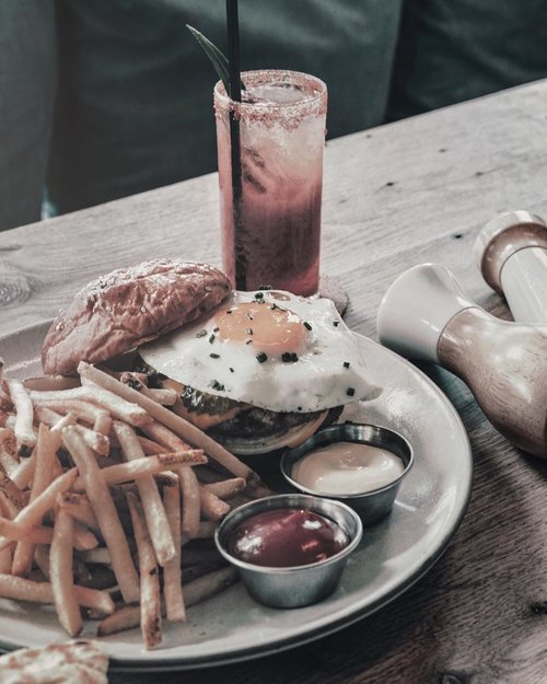 [READ THE CAPTION]When you missed breakfast and you’re too early for lunch, then burger and fries to the rescue. (By the way, thanks for this insposhot. Creds – Photo by: Spencer Davis on Unsplash) –//Maybe I’m not a fitness guru or nutritionist, but I’ve been through this experience: one time, I was so hungry and I missed breakfast (even a single cup of milk or even coffee), so this idea came into my mind. That idea said, “you need a little a bit of a crispness from a beef, fresh from the oven kind of buns, fresh and salty potatoes, and a nice cold drink” then I said, “sure, let’s just get to it to drive-thru” hahahaha lol, but it’s kind of a true experience tho. Anyway, this scenario may not happen the same way in your belly..so, maybe keep finding your true and real good food to go? maybe? // – Happy weekend guys:) . . . . . . . #foodkuliner #happyweekend #saturdaycrave #foodvisual #bloglifestyle #mukbanglovers