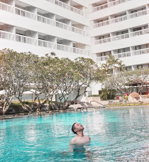 Finally, setelah udah berapa lama gak berenang, akhirnya dihari terakhir ini berenang juga deh di @royalambarrukmo . After all this stress from work and other stuff going on, akhirnya bisa juga santai santai mandja di kolam renang yang super sepi. Ditambah lagi, lagi summer, wah lebih enak lagi nih ye kan? Panas panas terus nyebur ke air yang adem kayak gini 🏊 🌞 .....#royalambarrukmo #visitindonesia #jogjakartaistimewa #travelnesia #clozetteid #theshonet #theshonetinsiders #asianguy #gotravel #shorttrip #summervibes
