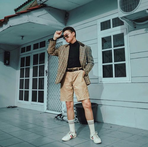 If you were born in the 90's, this style might be for you. Today , I'm going to give you a few tips to achieve the 90 's retro street casual look with neutral colors outfit. • These are a few tips  you need to know to achieve the stylish and polished 90s casual street look: ••• 1. Wearing a blazer with patterns such as plaids/stripes might help to enhance your complete look. –– 2. Something cozy, warm, and comfy shirts or turtle neck will work. But, make sure it is a basic color and simple with no patterns or any eccentric symbols on it. –– 3. As for the bottom, you can wear a baggy jeans/oversized ones or if you wanted to be more chill, you can wear 3/4 knee shorts. –– 4. Remember to wear socks. But at this point, it doesn’t have to be a bright or eccentric ones. –– 5. Essentially, to get this neutral color feel, what you need to know is just wearing a simply similar neutral color scheme from top to bottom. ••• So, how was it? Super easy right? Let me know what you’re thinking or maybe you have other suggestions? Share your thoughts on the comment section.
•
•
•
•
#90sretro #90sstyle #ootdformenindo #lookbookindonesia