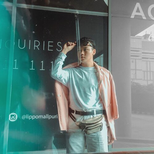 Tips untuk dapetin semi color block Retro Street look yang simple dan pastinya pantes banget buat kalian yang suka pake baju warna-warni. (P.s. Ini foto throwback guys). 
Yuk, check it out 👇🏻👇🏻
•
1. Untuk dapetin simple looknya, kalian bisa pake baju atasan sama bawahan yang warnanya cenderung sama. Contoh: top and bottoms ya warna putih atau warna putih dan bawahannya putih agak cream (tapi dominannya ya warna putih).
•••
2. Untuk outernya kalian bisa pake oversized shirt atau blazer yang warnanya mencolok tapi bisa mengupgrade warna dari dimple look kalian. Contoh: blazer warna pink atau mungkin Clar warna emerald green and warna lainnya yang penting cocok.
•••
3. Sebagai penambah, kalian bisa, as always pake aksesoris. Ini tuh point plus banget buat kalian.
•••
4. Last, kalo disini untuk dapetin Retro Street looknya, aku sengaja pake baju atasan lengan panjang dan celana pendek plis kacamata hitam, ditambah lagi sama umat pinggang ber warna coklat tua. Super simple, but still remains as street tapi juga ada Retro and casualnya. 
––
Jadi, gimana? Hope you like this simple tips ya guys.
•
Have a great day, stay safe and healthy. Selamat mencoba Style tipsnya ❤️
•
•
•
•
#mensfashionwear #mensstyletips #igfashionblogger #whattowear #throwbackpic #clozetteid