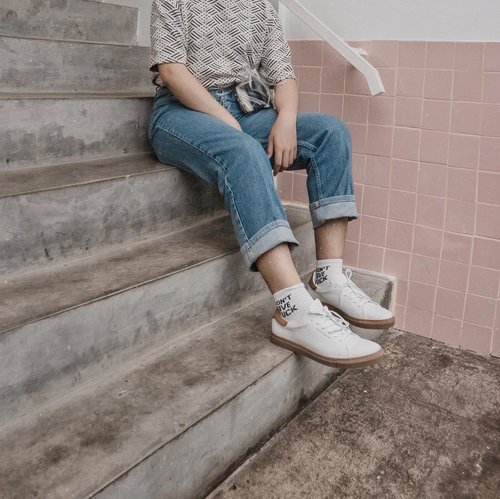 How to rock a white socks? Well, rock it with the white shoes🔥, because white is the best choice for your look.
–
Details are matters
📸. @williamhardjo .
.
.
.
.
.
#simplefits #styletofollow #theshonet #clozetteid #lookbookindonesia #styleootd #ootdmenindo #hushpuppiesid #indofashionpeople #summerbeautyhouse