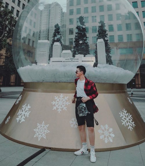 Yesterday, I just had my enjoyable walk at @plaza_senayan and I found this Christmas thing. ––
Also, as you guys know, comfort is number one for me during my day. So, I choose Jelo White shoes from @jacksonsh.id to accompanying me. Swipe for details 💯✨#walkwithjackson •
•
•
•
#outfitdiary #mywhowhatwear #mensfashionhub #fashionmenstyle #outfitpic #whatwhenwear #styleandsociety #outfitdetails #menswearguide #wearingtoday #mensfashionposting #style4men #guyfashion #gentsfashion #dandystyle #retrodandy #urbanfitters #ijulwardrobe