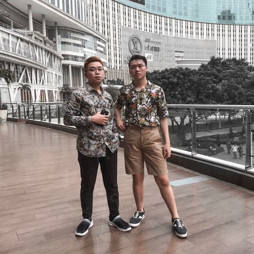 “KIND OF THROWBACK”
–
I kinda miss my previous hairstyle. Like the one in this picture with @stefanussoey . By the way, how was your day guys? .
.
.
.
.
#whitevibes #throwback #indonesia #meetup #wefie #ootdindo #ootdmen #cowokjakarta #ootdjakarta #jkthangout #visualambassadors #ootd4nylonjp #creativeforpositive #ootdindokece #clozetteid #theshonet
