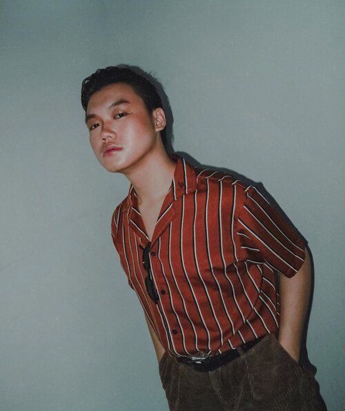 TODAY’S REMINDER: YOU AND I ARE 10/10. FEATURING NATURAL GLOW MAKEUP BY: @storyofsand • Is this shot vintage? Hahahah by the way, Friday is a mood for self-love, bahkan setiap hari buat aku itu adalah self-love.
––
Stripes shirt from @vacio.id
•
•
•
•
#mensfashionstyle #lookbookindo #indofashionpeople #stylefitters #outfitposts #mystylediary #mentrend #menwithstreetstyle #clozetteid #theshonet #menaboutfashion #mensfashionbloggers #menfashionmagazine #stylemens