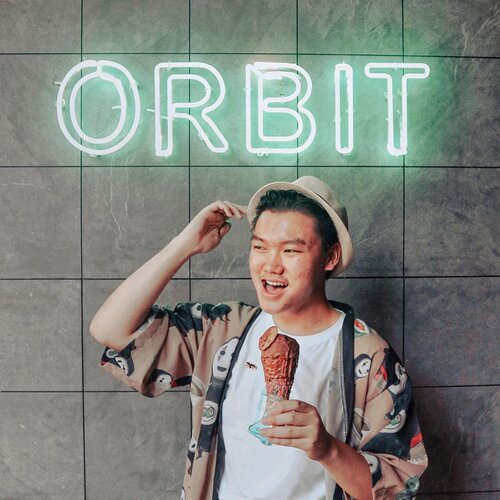 GELATO LOVERS 🍨 —Hello Jakartarian, gimana nih kalian weekend ini? Sibuk ngerjain deadline lagi ya kayak hari hari weekdays biasanya? Nah, jangan khawatir gengs, why don’t you guys cool it off a bit with one sweet dessert like this amazing and delightful gelato? @orbitgelato serve a lot of different and unique gelato flavors with bunch of toppings. It is sweet, crunchy, and even the place is so Instagrammable. So, ready to check it out and having this delightful gelato for your day? Come and Visit now!!❤️—📸. @cindyy_fransiscaa#orbitgelato#orbitgelatoPIK #jktgo#jktfoodbangers