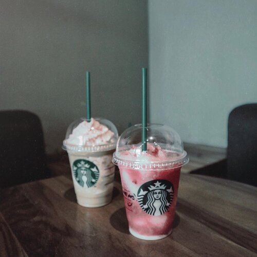 Have yourself a pink drink to end your Thursday:). Just ordered, a double pink latte. –//“A nice drink for you”.......#foodsg #pinkdrink #pinkdrinkstarbucks #foodandlifestyle #asianblogger #menstylefashion #influencerjakarta #theshonet #clozetteid #howareyoutoday #todaysinspiration #inspocafe #ggrepstyle #whpstyle #moodboards #flatlaysquad #flatlaysforever #asianguys #foodbangjkt #foodporno #foodpornsg #love