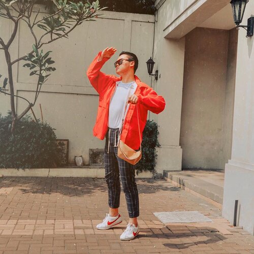 Happy Friday-still in the mood for this retro street look with my new bumbag from @celestinopanzeri 💕. Bum bag begini biasanya bisa banget untuk dikombinasikan dengan berbagai macam look dengan warna monochrome atau vibrant colors:). But anyway, cinta banget sama foto throwback ini makanya gak aku buang;). –
#ijulwardrobe #celestinopanzeri #ootdindokece #ootdindomen #styledootd