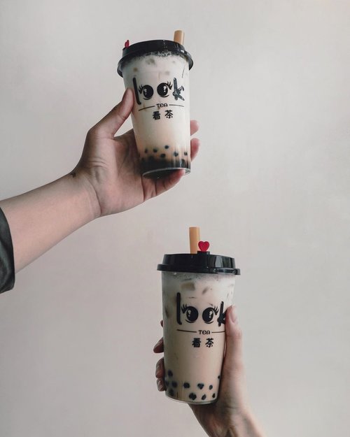 Who’s been obsessed with a bubble milk tea like me? Well, yesterday, I’m finally visiting @look_tea.id , and seriously the place is so cute and they have an amazing food and beverages. //I’ve tried this, not too sweet bubble brown sugar milk tea, but you know it’s worth it because of the sizes. You guys should totally come and, take pictures. So, you’re looking for a cute and good place to chill, and drink bubble plus having a little ligt snack/meals, then come and visit @look_tea.id now. Officially open at Pantai Indah Kapuk, North Jakarta. //Have a great Monday 👍🏻 📸. @sharonsylvania .......#ijuleatsdiary #makanbarengjulian #looktea #lookteaid #eatingdiaries #foodinrupiah #foodblogging #bubbletealover #brownsugarmilktea #handsinframe @handsinframe #handsinframeindonesia @handsinframeindo #eatfever #dietmulaibesok @dietmulaibesok #asianmenstyle #foodinhands #newplace #clozetteid #theshonet