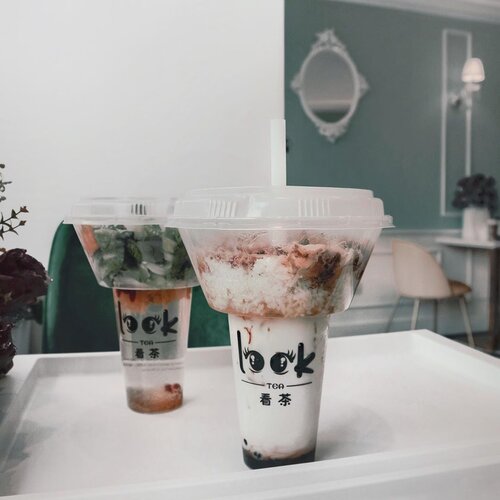 Now, this is how you do it guys:)! @look_tea.id is also the best way to make something easier like this. //Bingung dan laper diwaktu yang sama pas kalian minum bubble tea? Nah, kali ini aku mau kasih tau nih kalo kamu bisa loh meletakkan makanan diatas minumanmu seperti ini. How innovative is this? So, if you’re hungry in the middle of your bubble drinking time, don’t worry, because now you can stack it up like this ❤️ //Have a good day everyone 🙏🏻 ........#looktea #jktgo #jktgoodguide #jktfoodlover #fooddestination #foodbang #foodbank #ijuleatsdiary #makanbarengjulian #foodyfetish #fooddiaries #eatingforinsta #foodymonsta #foodieasia #clozetteid #theshonet