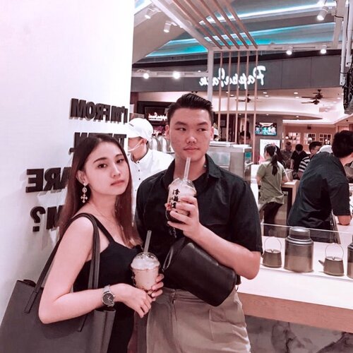 “NGANTRINYA GILA GILAAN”•–Happy Sunday featuring this photo yang ngingetin aku sama brown sugar boba drinknya @xingfutang_indonesia . Sumpah dah seenak itu guys gak boong. Buat kalian yang penasaran, yuk busa langsung dateng ke @yourlippomallpuri , taste the happiness ❤️–(CHECK OUT MY NEW IGTV VIDEO FOR XING FU TANG’S HIGHLIGHT)......#xingfutangid #happypeople #throwbackmoment #authentic #bobadrink #jktfoodbang #foodrangers #lippomallpuri #clozetteid #theshonet