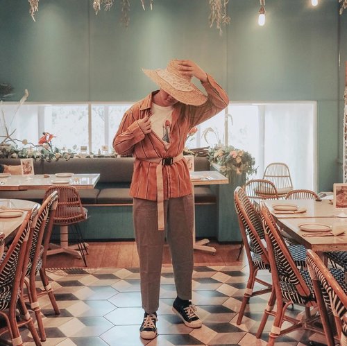 RETRO + GARDEN 💐 —
So, You know that I’ve been into Retro look all this time, but how about this combination? Do I look like a farmer or gardener hahahaahah? Anyway,if you were asking about, “where is this place”, this is at the second floor of @santhai.id . How cool is it? Plus, I wanted to ask, what’s your favorite fashion style? Is it casual? Chic and composed? Streestyle? Bohemian? Maximalism? Minimalism? Or what? Please share your thoughts ya 💕- #ijulwardrobe —
Also, I’m wearing my newest cute little rocket graphic t-shirt by @heyteeapparel 📸. @caroline.kosasi 
#ootdindokece #ootdindonesiaa #ootdindomen #cowokjakarta #santhai #retrostyles #fashionbloggerindonesia
