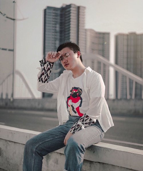 Improvise yourself, not just with a streetstyle/hypebeast look, but you can go simple and out beyond. Like, wearing a simple cute graphic tee from @hi.tamakumi and a shirt from @bateeqshop as a daily retro wear. //
You might like this combo, because you can be stylish too with local creative brands ❤️.
//
📸. @andytumiwa .
.
.
.
.
.
.
#hitamakumi #bateeqshop #ijulwardrobe #menfashionblogger #menswearideas #urbanretro #menfashionreview #mondaybelike #localbrandindonesia #localbrand #fashionbloggerindonesia #fashionportraits #portraitpages #indoportraits #wiwtmen #asianmenstyle #whattoweartoday #iamwearing #whatwhenwear #clozetteid #theshonet #lookbookindonesia