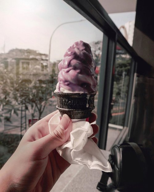 Summer days aren’t over for me. What I wanted to do is just doing my work and a bit of relaxing and chilling moment 🍦 –And have you got your ice cream today? Because, summer will totally make you sweat a lot. You know what, luckily I bought this new ice cream flavor: Taro from @mcdonaldsid to refresh my mind. Have you tried? If you haven’t, then you should try 🍦........#icecreammood #icecream #taroicecream #jktfoodbangers #jktfooddestinations #ijuleatsdiary #makanbarengjulian #fooddiaries #foodstagrammer #asianmenstyle #bloggerindonesia #featured #hotsummerdays #jktgoodfood #jktgoodguide #menfoodblog #foodiestyle #clozetteid #theshonet
