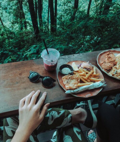 Never forget to increase your mood with peaceful vibes and good food. Because it will make you simply happy and relax..The new favorite spot for me to have a short trip, that will be @kopidaong.id ☕️ 🍃. A total must-visit. .....#lifestylegoals #levelupyourlife #clozetteid #menblogger #lifestylechoices #handsinframe #kopidaong #myhappycapture #lifestylebloggers #aslowmoment #bloggersofinstagram #flatlaytoday #lifeunscripted #bloggingcommunity #blogger_de #lifestyleguide