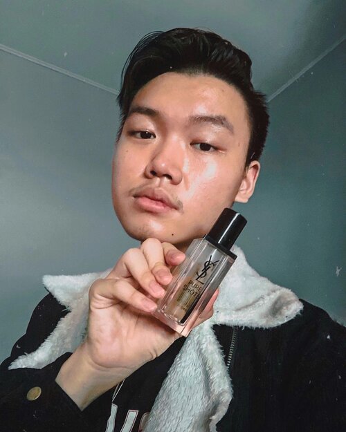 Pure Shots Serum by @yslbeauty , serum ter-amazing, saving money kalian, plus ada diskon menarik buat kalian. Check info lainnya yuk👇🏻👇🏻👇🏻•Jadi, ini tuh aku udah hampir mau habis guys botol kedua aku hehehehe. Bener-bener hemat banget. Jadi, gak perlu deh buang botolnya tapi tinggal beli refillnya aja. Seriusan deh ini manfaat serumnya, harus banget kalian coba untuk pake. Karena, sebagus itu efek di muka guys.•Ooiya ada promo diskon 50ribu nih guys buat kalian untuk pembelian YSL Pure Shots Night Reboot Serum ini. Tinggal pake aja kode voucher aku, YSLIJULIANMATTHEWPS . Promo hanya berlaku sampai tanggal 31 Oktober.•Buat kalian yang pengen beli, bisa langsung aja di official YSL beauty storenya atau by online chat ke 👉🏻 +6281515552555 (YSL Beauty Official Whatsapp Account).••••#nightrebootserum #yslbeautyid #pureshots #emptybottlechallenge