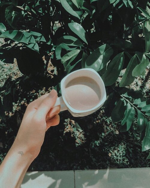 Hi kalian, what’s up? Random sharing session yuk 🍵: Jadi, belakangan tuh sering kepikiran sesuatu soal spending time alone dan self healing plus positivity dari hal-hal yang membuat overthinking.Dan ternyata kalau dipikir-pikir, banyak juga ya hal-hal yang bisa membuat aku atau mungkin kalian overthinking. Ya gak sih? But, I do feel grateful karena di tahun yang baru ini, aku merasa kayak bisa untuk lebih menikmati moment-moment yang emang berarti buat diriku. Also, being able to refresh more dengan hal simple seperti: minum teh, fresh milk, or even a coffee sambil dengerin lagu favorit di pagi hari. Beneran deh, ini tuh salah satu activity yang bikin pikiran seger juga..Namun, kuncinya bukan hanya selalu soal refreshing, self quality time, atau apapun itu, tapi dengan cara enjoy dan menikmati moment hal tersimple dan terkecil apapun itu juga termasuk guys. Banyak hal yang berubah dan even soal life goals kita aja bisa berubah. Dan aku belajar banyak hal dari tahun ke tahun about the goals that I wanted. Now back to the topic, kira-kira kalau menurut kalian, hal simple apa buat kalian yang bikin pikiran kalian seger juga?.Anyway, have an awesome day everyone.......#selfhealing #positivityiskey #selfpositivity #cozymoments #selfreminder #sharingiscaring #ofwhimsicalmoments #hyggemoment #capturethemoments #lifestylegoals #vogueliving #menblogger #lifestylechoices #clozetteid  #handsinframe #lifestylebloggers #visualcrush #beautifulofstillmoments #flatlaytoday #lifeunscripted #bloggingcommunity #feelfreefeed #lifestyleguide