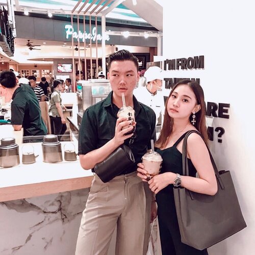 “THE MOST DELICIOUS BROWN SUGAR BOBA MILK TEA IN TOWN”–So, kemarin aku dateng ke acara private testingnya @xingfutang_indonesia yang baru buka di @yourlippomallpuri lantai LG. Beneran, gilaa ini brown sugar boba milk tea terenak sih. Kenapa? Karena bobanya yang bener bener freshly made from scratch, which is very original. Dan mereka juga stir fried bobanya. Also pas kalian beli nih, sebelum kalian minum, pliss banget jangan lupa untuk aduk 18 kali. Supaya rasanya makin uenakkk, menyatu, dan mantap. –Thankyou so much @xingfutang_indonesia for having me ❤️ ....📍Lippo Mall Puri, lantai LG .....#xingfutangid #happypeople #ijulreviews #jktfoodbang #dietmulaibesok #authentic #foodreviews #foodnesia #foodgrams #clozetteid #theshonet