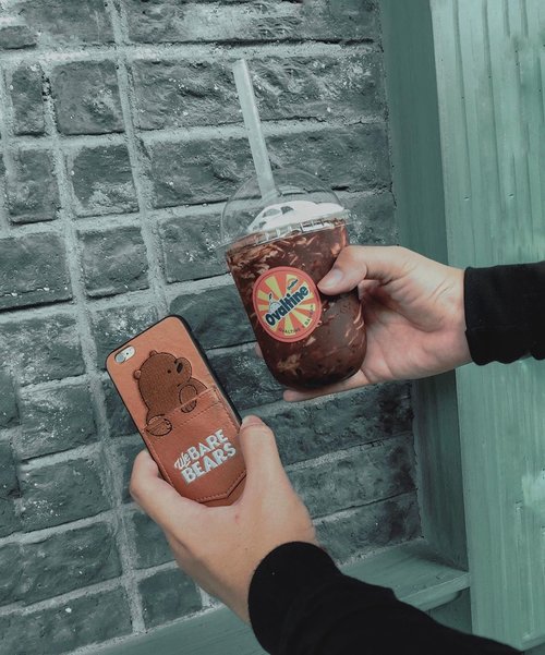 Sweet things on Saturday, with me and my very first time trying: @ovaltineidn x @banban.tea . Are you a sweet tooth person? 🍫 ––Anyway, got my matching case to from @jlee.corner . Chocolate on chocolaty day✨💕.••••#menstyles #chocolateday #newphonecase #ovaltinexbanban #banban #sweettoothforever #sweettoothsatisfied #lifestyleguide #menslifestyle #menstylebloggers #foodgrams #menaboutfashion #clozetteid #theshonet