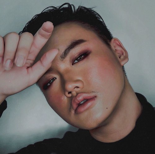 Always been impressed and obsessed with Korean Natural Male makeup look. Also, loving this makeup by: @storyofsand . Totally Korean, flawless, and glowing ✨.....#dimakeupinsandy #cosmoindonesia #clozetteid #menstyleblogger #theshonet