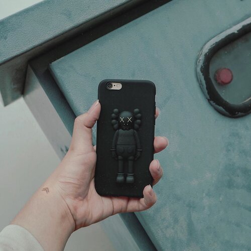 New phone case, how cute? 💘
–
To be honest, It’s kind of hard for me to find a cool pop-up phone case. Been looking everywhere from store to store, and haven’t find one. But luckily, @jlee.corner , has it all. So, I picked this one as my phone case. #kawsone #phonecaseoftheday •
•
•
#handsinframes #handsinframeindonesia #kawscaseiphone #kawsforsale #blackmood #menstyledaily #styleofficial #handspinnersofinstagram #stylesetter #setterofinstagram #igflatlays #mensfashiontrends #clozetteid #theshonet