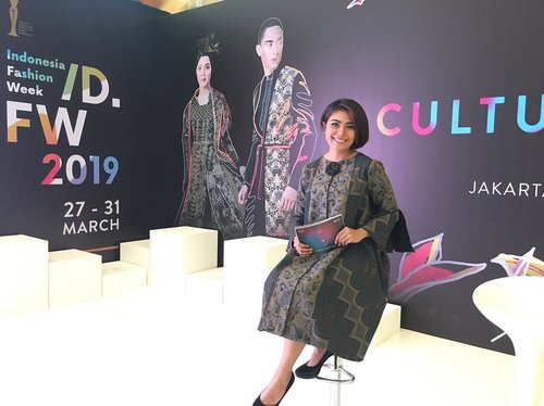I'll be here at Trunk Show Indonesia Fashion Week 2019 day 1. See you around.

Make up by @wardahbeauty 
Dress by @yasokhybyflo 
@indonesiafashionweekofficial 
#mc #host #presenter #mcindonesia #mcindonesiafashionweek #indonesiafashionweek2019
#clozetteid