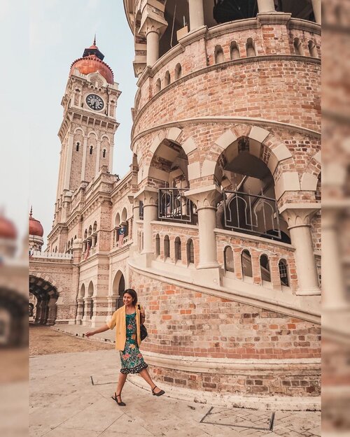 Wohooo time to get back to routine  How’s your monday btw? 
Style & Photo by @avinurraafi 
#clozetteid #holiday #shortholiday #malaysia #visitmalaysia #dataranmerdeka