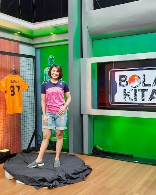 Tonight Bola Kita will be back at 20:30 pm only on @useetv @useetvcom @useesports #presenter #sportpresenter #host #presentertv #tvpresenter #clozetteid #sportnews