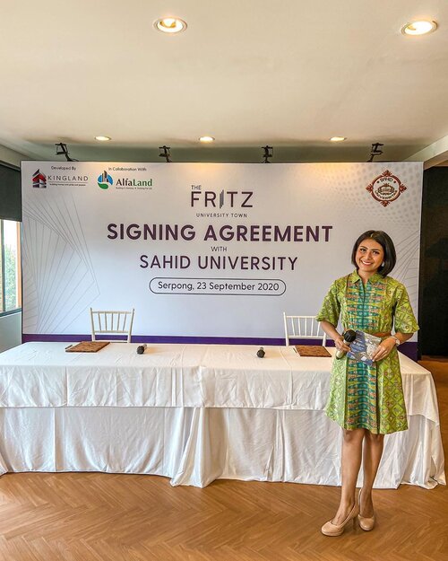 Yesterday at Signing Agreements PT Hongkong Kingland with Sahid University 😊🙏

Thank you @kingland.avenue & @thefritztower see you on the next Sahid Univ Opening 😊🙌🏻

#clozetteid #mc #mcmelgib #mcjakarta #mcwebinar #presenter #tvpresenter #presenter #host #tvhost #mousigning #moderator #moderatorwebinar