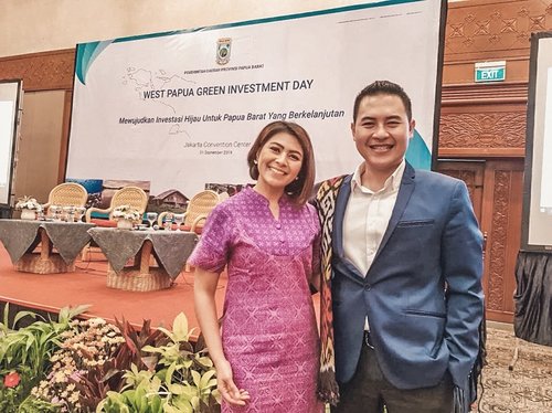 Had a great time with @kpdpapuabarat we talk about West Papua Green Investment. Thank you for having me as Moderator @econusa_id and happy to know you mas @hanifan.fuadi 😊🙏🏻 Your voice is 👏#moderator #tvhost #tvpresenter #papuabarat #greeninvestment #clozetteid