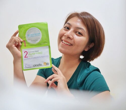 Pasti udh pada tau ya aku kulitnya suka merah-merah karena jerawat dan lagi aku emang sering bareface kemana-mana. Kemarin malam aku nyobain salah satu skincare andalanku @clinelleid yang baru aja ngeluarin Peeling Pad dan unt case aku yang mudah berjerawat aku pakai varian purifying. Pertama aku gunakan peeling padnya terlebih dahulu dimana ada bagian berwarna biru yg dipakai untuk melakukan peeling dibagian T Zone dan bagian putih untuk seluruh wajah. Kelihatan ada kulit mati yang terangkat diwajahku ketika menggunakan peeling pad ini. Setelah itu aku bilas dengan air hingga bersih.Lanjut di step kedua, aku menggunakan purifying mask yang wanginya ga menyengat sama sekali. Ada kandungan tea tree oil untuk melawan jerawat , lemon peel oil supaya kulit tetap halus & lembut, & blueberry fruit extract untuk kulit yang lebih rata. Rasanya dingin ketika pakai mask ini. Jerawatpun lebih calm. Mau coba rajinin ah pakenya. So I challenge you @arumi_ningsih1 & @sophie_tobelly to try this mask. Hope you’ll get a lot of benefits like me. 👀#ClozetteIDxClinelle #2isBetterThan1 #TeamPurifyingHanum#clozetteid