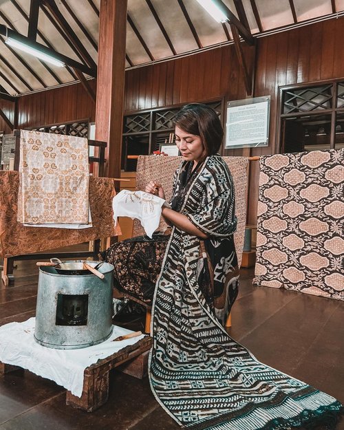Sejak 2 Oktober , Batik ditetapkan sebagaii Warisan Kemanusiaan untuk Budaya Lisan dan Nonbendawi (Masterpieces of the Oral and Intangible Heritage of Humanity). 

Budaya membatik tak sekedar membuat gambar diatas kain kosong, tetapi juga memproses kain tesebut dengan teknik tertentu hingga kain dapat digunakan / siap pakai. 

Selamat hari batik , Happy batik day 🙏

#haribatik #haribatik2020 #batikday #batik #batikindonesia #batikday2020 #kainbatik #teknikbatik #teknikbatiktulis #clozetteid