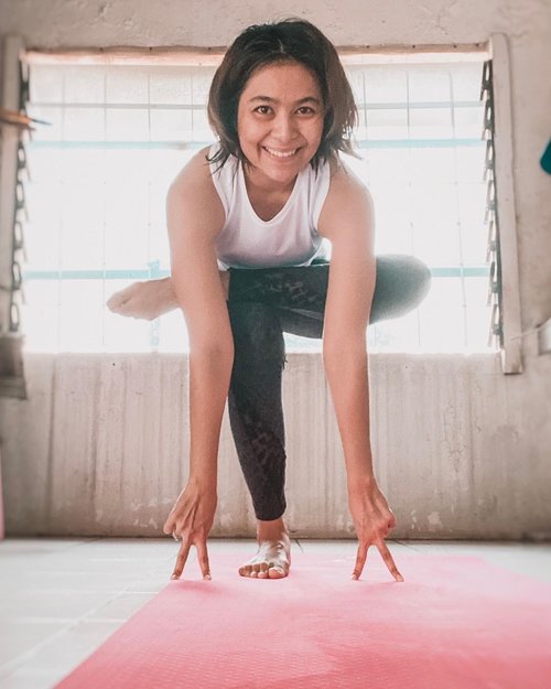 Just having fun during this quarantine , today I tried to do Yoga and doing uttanasana variations. Actually this smile is just for a second cz after that my leg was burn 😂🤣 What about you guys ? do you try or found a fun workout during this quarantine? 
#behealthywithmelgib #uttanasana #uttanasanavariation #yoga #cardioyoga #poweryoga #strong #healthy #quarantine #workout #clozetteid