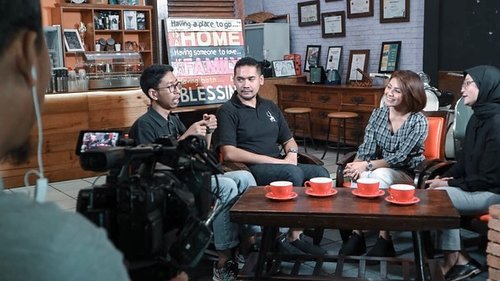 Belajar bahasa isyarat dan mencoba mengaplikasikannya saat memesan kopi di @koptul.id What an experience ! Di wawancara kali ini aku juga belajar bahasa isyarat. #presenter #host #presenterindonesia #filantropi #daaitv #filantropidaaitv #clozetteid