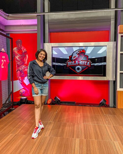 Ga boleh banget ketinggalan nanti malam ada informasi terupdate kelanjutan Liga Indonesia nih, hanya di @useetvcom @useesports jam 20:30 WIB ya 

#presenter #tvpresenter #host #tvhost #presenterbola #mc #masterofceremony #masterofceremonyindonesia #masterofceremonies #mcjakarta #mcindonesia #clozetteid