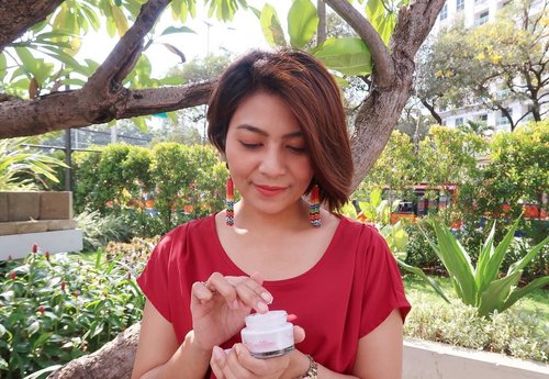 Yesterday I'm trying a new product of Citra Sakura Fair UV Facial Cream Powder as a primer before make up. My oily face become normal and also tone up. It's contains UV protector , vitamin B3, B6, C, and E to nourish my skin and yes it did. I love the smell of sakura flower. 🌸🌸 #bebeautywithmelgib #clozetteid #citrasakurapowdercream #citrasakura #makeyourowncitra #cantikcitra #citraxclozette