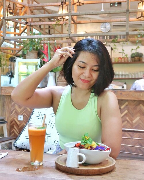 Happy breakfast !! Let’s deal with food!!

Aku salah satu orang yang ga pernah skip breakfast dari kecil. Kalau aku skip breakfast biasanya siangnya aku makannya ga terkontrol 🤣😂 mungkin bahasanya tuh laper mata yah jadi apa aja di makan. 

Setelah belajar soal nutrisi dikit demi sedikit aku jadi tau kalau memang disetiap porsi makan baiknya mengandung makronutrisi dan mikronutrisi yang seimbang. Dari situ yg namanya laper mata ga bakalan balik lagi karena kita makannya udah sesuai yg dibutuhkan tubuh. 

Tubuh kita itu pintar loh!  kalau kita lapar pasti kasih tanda untuk makan. Dan memang saatnya untuk makan. Kalau makannya udah sesuai dengan Gizi seimbang perut pasti ga terus menerus kasih tanda lapar. 

Itu ceritaku soal makanan , kalau kamu gimana ? Masih coba berdamai dengan makanan ? 

#behealthywithmelgib #clozetteid #healthyfood #healthylifestyle #happytummy #happytummyhappyme #eating #breakfast #breakfastideas