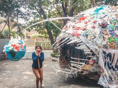 Aku & Bumi mau dimakan sama Monster Plastik aaakkk tidaaakkk Jadi kmrn main ke kantornya @econusa.id didepan kantor ada si monster plastik ini. Banyak banget ditemukan sampah plastik produk dari jaman 80an loh!! Dan sekarang belum terurai sama sekali. Sampah plastik ini di temukan dilaut , kebayang ga kalo udh merubah jadi mikroplastik terus kita makan ikan yg udh terkontaminasi sama mikroplastik. Beneran deh dr skrg emg kita kudu kurangi penggunaan plastik, tinggal gimana pelaku industri mencari cara buat ikut mengurangi penggunaan plastik sekali pakai yg waktu gunanya singkat banget.Ini baru satu dr bahasan lainnya yg aku bahas sama @econusa.id lengkapnya nanti ada di @filantropidaaitv ya😊Thank you so much @econusa.id team 😇#monsterplastik #plastik #econusa #menghadaplaut #cintabumi #clozetteid #host #tvhost #presenter #tvpresenter