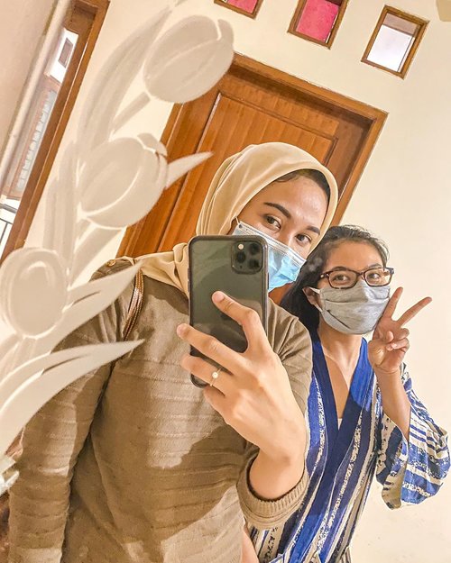 Hi how are you fellas @mizlafy ? We’ve been through a lot of thing at uni , really up and down 😂 👯‍♂️Glad to be back to our boarding house and remember all things we’ve done at that house 😂✌🏼 Let’s say hello to your BFF friends today!! Hope you and your BFF or your old friends getting closer on this pandemic situation & support each other ☺️ poke @angelinewilliany @yulitunggal @phinephineyu @helleaders @esthersabrina @homepiness @nadiaemilia 😁✌🏼#magicpreset #clozetteid #bestfriends #bff #bffsforever #girlstalk #bffgoals