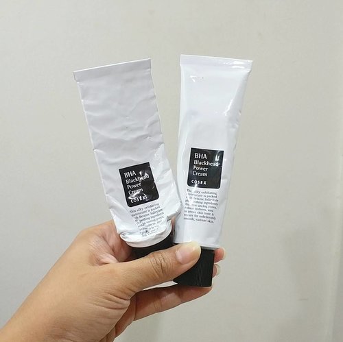 I like to try different skin care so for me to repurchase a certain item like COSRX Blackhead Power Cream says a lot! Untuk yang punya kulit berminyak/combo, you need to try this! Walaupun ada exfoliating properties tetapi sangat lembut, doesn't dry out your skin. Selain melembabkan, permukaan kulit juga jadi lebih halus, unclogged pores, dan kulit jadi ga kusam. New blog post about this will be up soon, discussing in detail what I like and what I don't like, ingredients, price, etc
.
.
#COSRX #COSRXbhablackheadpowercream #moisturizer #skincare #bblogger #clozetteid #jakarta #indonesia