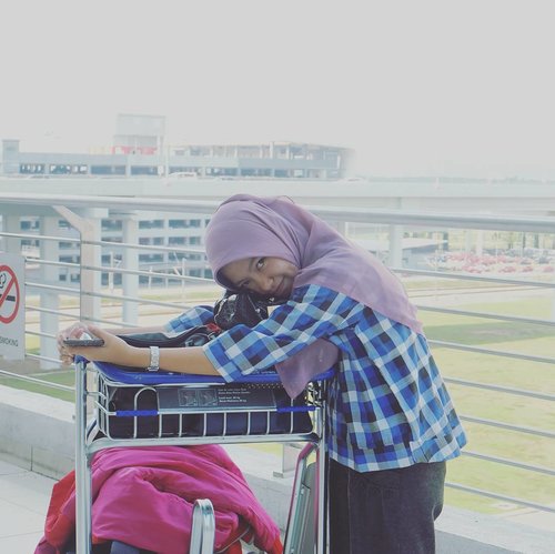 You will find that it is necessary to let things go; simply for the reason that they are heavy. So let them go, let go of them. I tie no weights to my ankles.

C. JoyBell C.
.
.
#kualalumpur #malaysia #klia2 #airport #hijabtraveller #hijabootd #casualootd #teamplaid #trip #holiday #november2016 #yearfor3day #midnight #feedgram #aesthetic #photography #fujifilm #fujifilmxa2 #like4like #like4follow #freefollow #clozetteid #fudnrdl #lifestyle