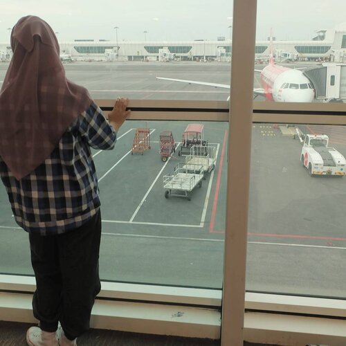 We are what our thoughts have made us; so take care about what you think. Words are secondary. Thoughts live; they travel far.

ㅡ Swami Vivekananda
.
.
#malaysia #kualalumpur #klia2 #travel #hijabtraveller #firsttrip #hijabootd #ootd #casualootd #candid #testingcamera #fujifilm #fujifilmxa2 #photography #aesthetic #travelphotography #like4like #like4follow #clozetteid #lifestyle #feedgram #november2016 #quotestags #fudnrdl #ply