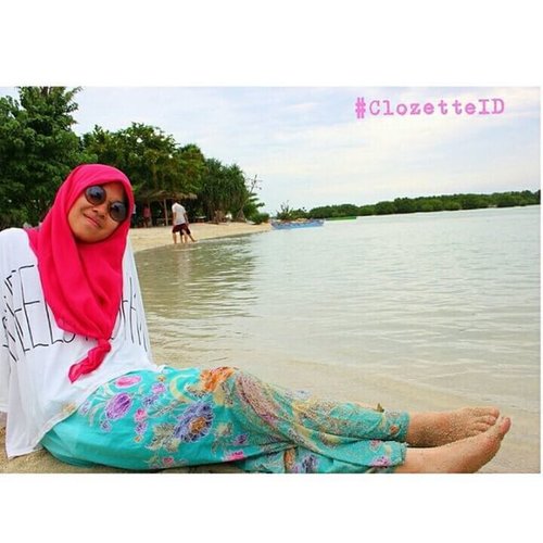 Black. Pink. White. Tosca. They are stilll okey on the beach.#ClozetteID #GoDiscover #HitnRun #ootd #fashion #makeup #selfie #style #hijab #instafashion #indonesia