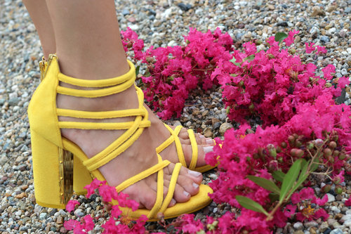  Yellow Details! In Love with my stripy yellow heels, what do you think? More pictures up on my blog : http://jenniferbachdim.com/2014/08/28/yellow-det... Read more →