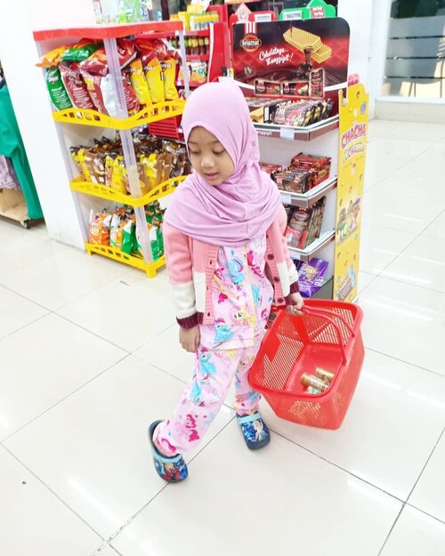 Children see, children do. 💙
.
.
Ini waktu minggu malam kami bertiga ke Alfamidi. Saya pakai gamis dan bergo saya seperti biasa dan si ucul sudah pakai piyama. Lalu dia melihat saya dan bilang, "Naya mau pakai jilbab kayak mama," Mau nolak? Ya sayang doooong. Mubazir namanya kalo anak udah ngomong gitu tapi malah dientar-entarin, hehehe. Buru-buru saya pakaikan cardi dan hijabnya.
.
.
Sekolah naya sebelumnya memang jauh lebih bagus dari segi fasilitas. Tapi, adab islami yang saya dan suami rasa lebih mahal harganya dibandingkan dengan fasilitas fisik. Walaupun saya banyak ngelus dada ya sekarang, hahaha. Yah itung-itung belajar sabaaaar. 😂😂 .
.
Karena setelah punya anak barulah saya pahami betul-betul kalimat pertama tadi. Jadi sayapun, ketika dilihat sama si ucul, perilaku dan penampilan saya benar-benar harus yang pantas ditiru oleh dia. Perbuatan haram-haram, maksiat, jauh-jauhinlah. Apalagi sampai dilakukan di depan anak. Na'udzubillahi mindzalik. *toyor diri sendiri*
.
.
#clozetteid #clozettedaily #selfreminder #starclozetter #nayandraalishalatief #kidsfashion #kidsofinstagram #babyhijab #kidshijab #love #kids #family