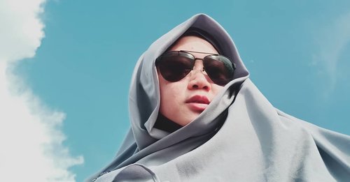 Mencoba hal baru memang butuh keberanian, tekad, dan tentu niat hanya karena Allah. MasyaaAllah. Kadang bikin mules kalo inget, hahaha. 😂🦋 Bismillah dah ya yang pentiiiiing. 💙🤲 ..#clozetteid #starclozetter #clozettedaily #clozettehijab #sunglasses #hijab #sky #selfie #OPPOF7 #teamOPPO